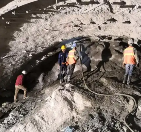 金山拱顶带模注浆料的施工流程及注意事项